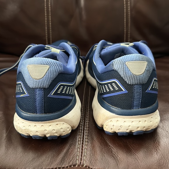 Brooks Ghost 12 Women’s Running Shoe. EUC - Picture 2 of 5